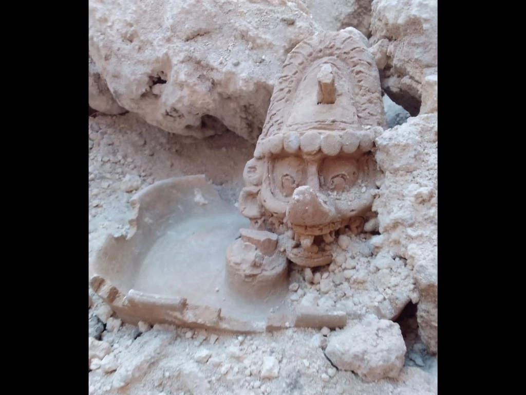Investigadores del INAH descubrieron una representación de la deidad maya vinculada con el rayo, la fuerza y el poder, durante el salvamento arqueológico que realizan en el tramo 7, que corre de Bacalar, Quintana Roo, a Escárcega, Campeche. Foto cortesía INAH