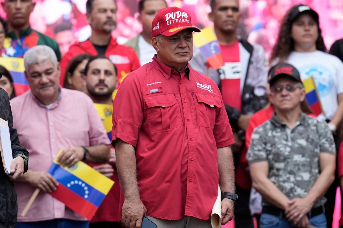 Cabello advirtió a quienes planean agredir a Venezuela para provocar un cambio de régimen que en el país el liderazgo político encabezado por el presidente, Nicolás Maduro, ha procurado prepararse para el paso de la lucha no armada a la lucha armada,