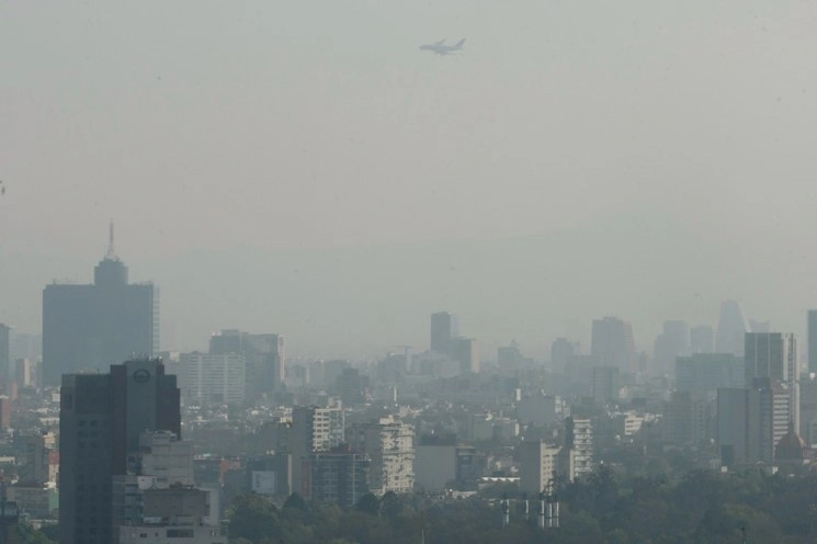 Vista panorámica en la que se observa la contaminación de la Ciudad de México. Foto Roberto García / Archivo