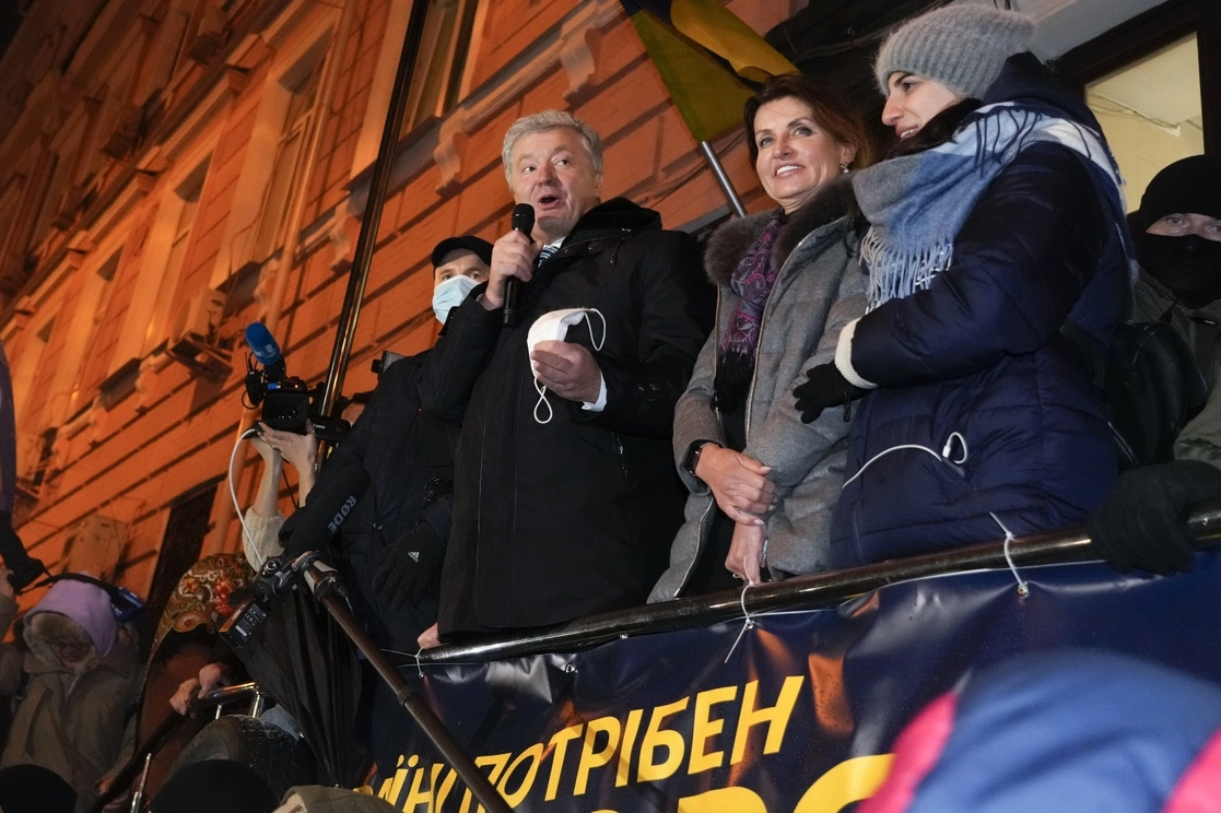 El ex presidente de Ucrania, Petro Poroshenko, regresó ayer a Ucrania para presentarse en un tribunal de Kiev, donde se le acusa de apoyar a prorrusos, cargo que, afirma, tiene motivaciones políticas. En la imagen lo acompañan su esposa, Maryna, y algunos seguidores. Foto Ap