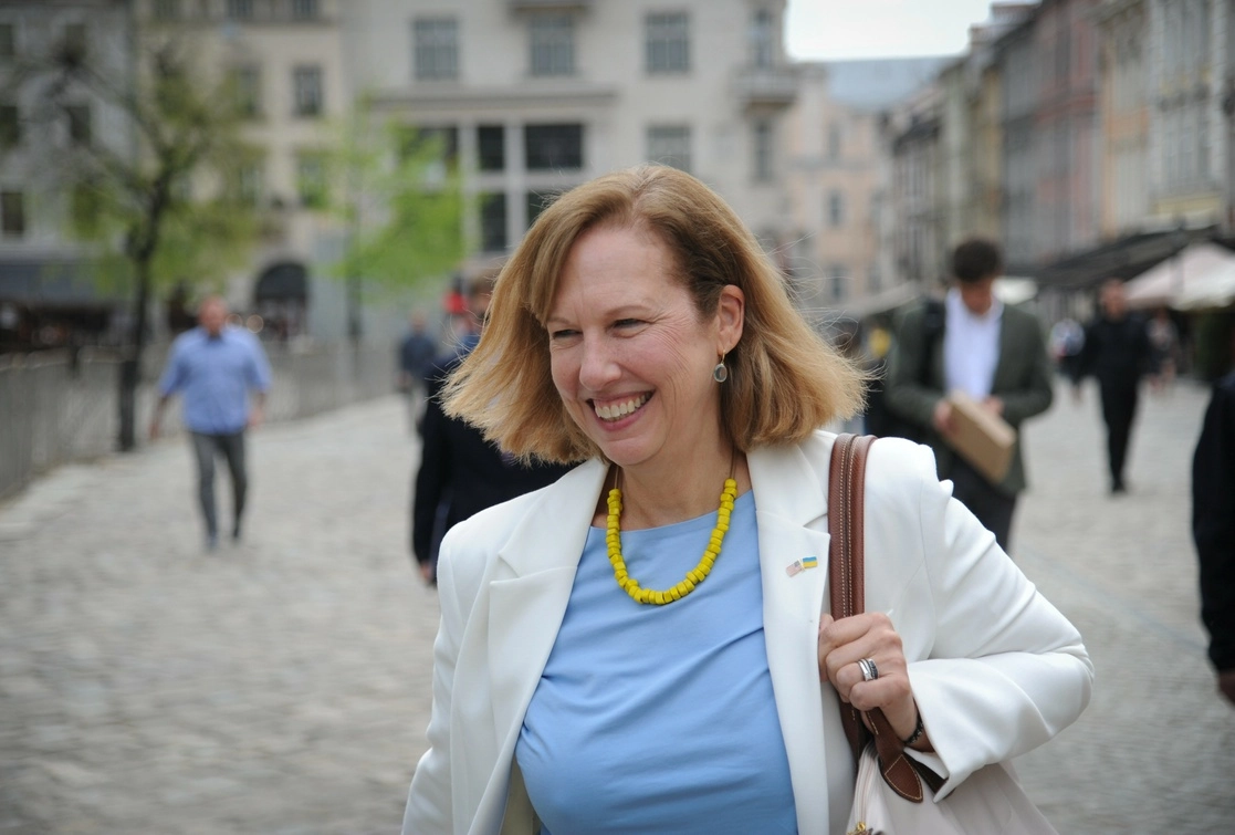 La embajadora interina de Estados Unidos en Ucrania, Kristina Kvien, a su llegada a la rueda de prensa en Leópolis, Ucrania, el 1 de mayo de 2022. Foto Ap