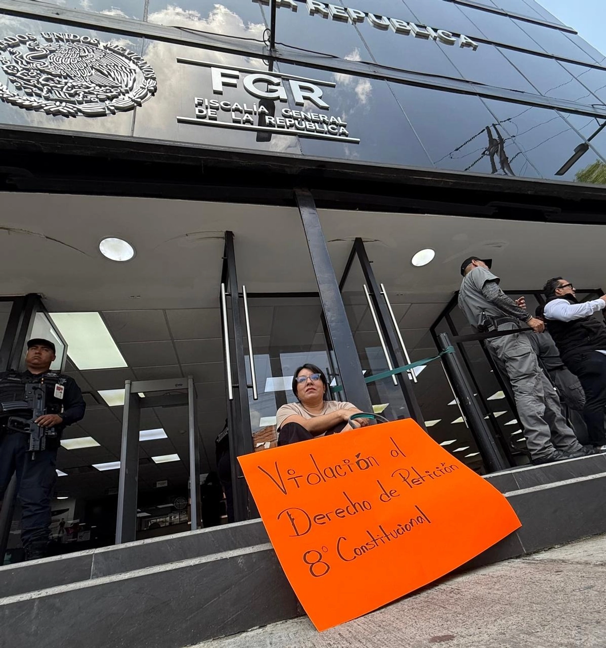 La legisladora se manifestó en la sede de la FGR en Doctor Lucio, donde finalmente le recibieron la denuncia contra funcionarios de Oaxaca. Foto 