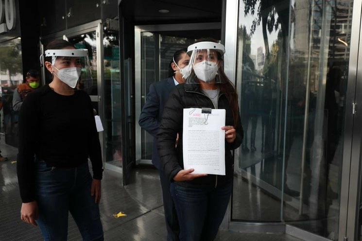 La diputada federal Pilar Lozano Mac Donald afuera de las oficinas de la FGR en la CDMX. Foto María Luisa Severiano