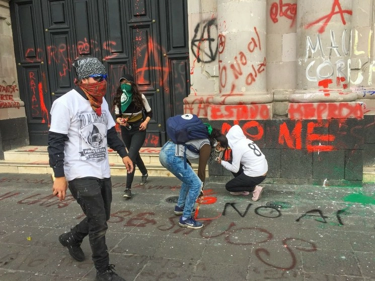Manifestantes contra el tarifazo en el Estado de México realizaron pintas en el Congreso estatal. Foto Cuartoscuro/ archivo