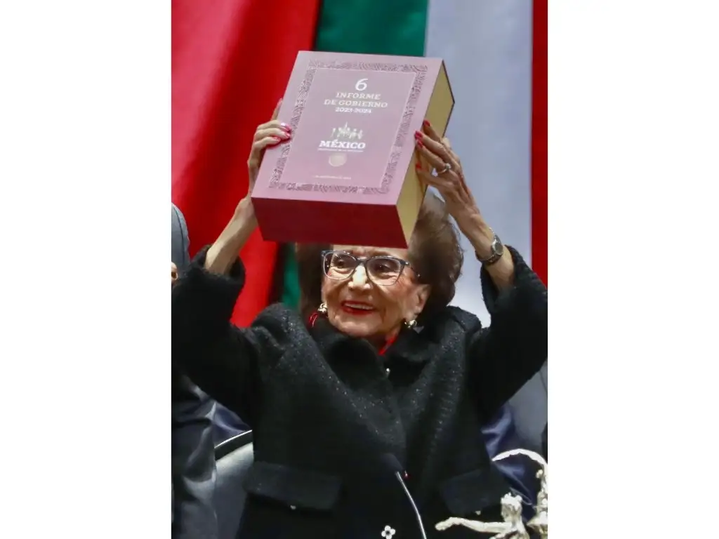 La presidenta de la mesa directiva de San Lázaro, Ifigenia Martínez, recibió el sexto Informe e inauguró la 66 Legislatura. Foto Luis Castillo