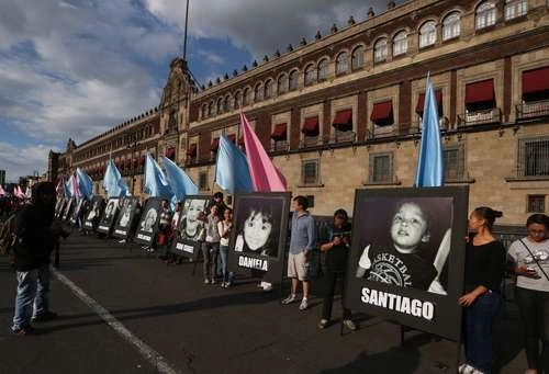 Fotografías de las víctimas del incendio en la guardería ABC  fueron mostradas frente a Palacio Nacional. Foto Francisco Olvera / archivo