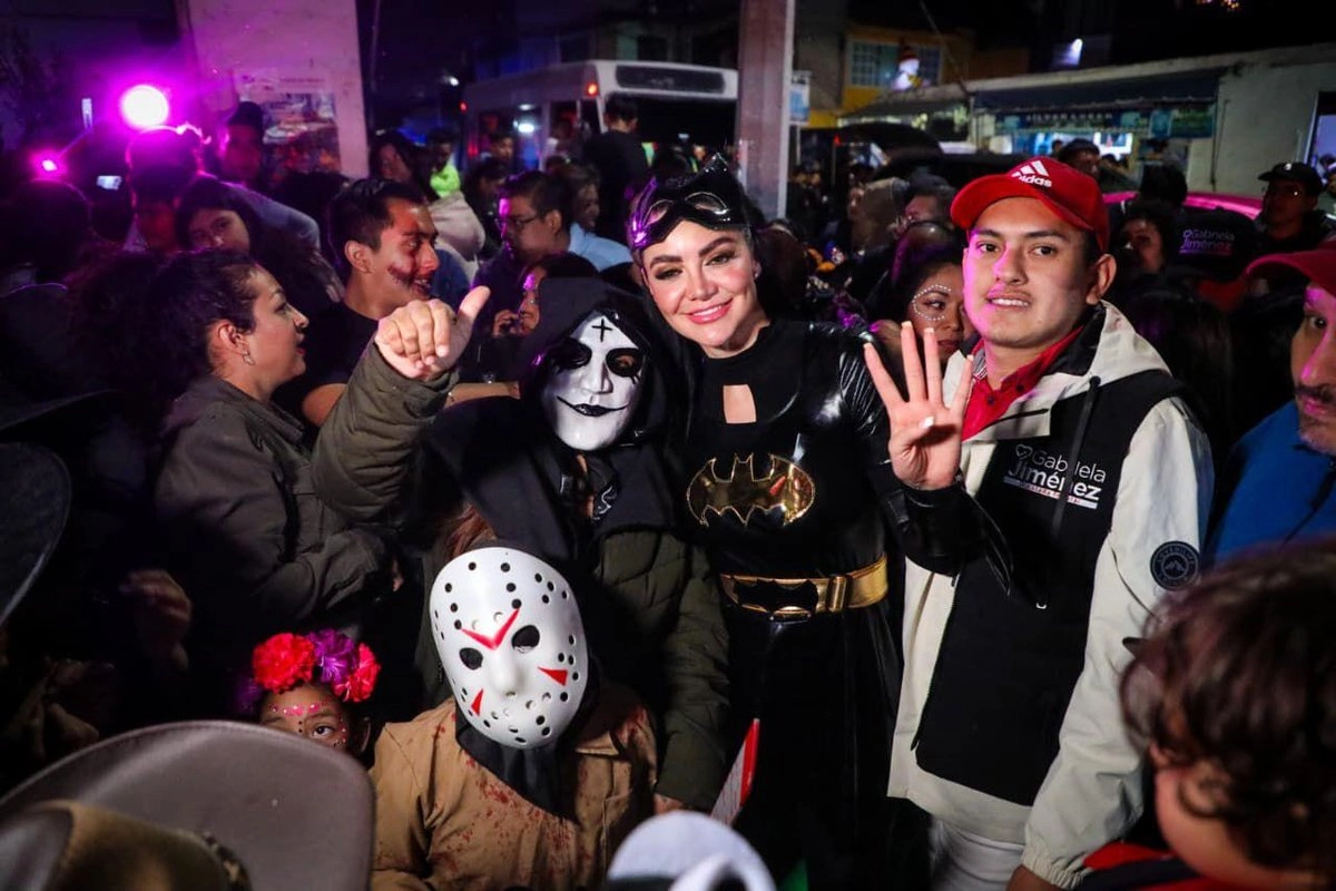 Gabriela Jiménez Godoy participó en celebraciones públicas por el Día de Muertos en la alcaldía Azcapotzalco vestida como ‘batichica’. Crédito 