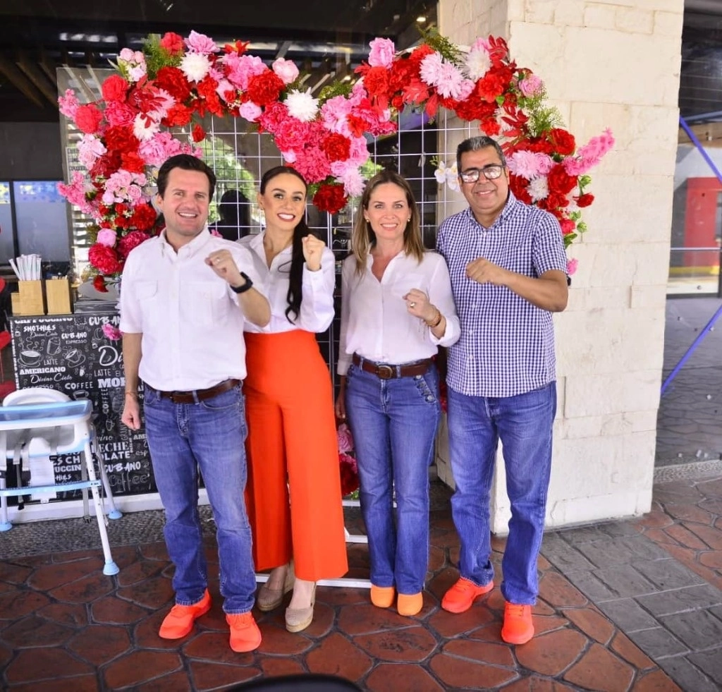 La ex morenista (la segunda de izquierda a derecha) difundió en sus redes sociales una imagen junto con militantes del  partido naranja 