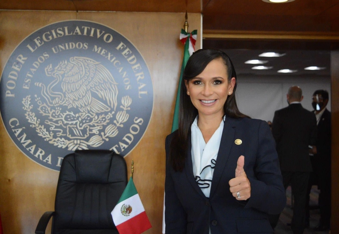 Fernández Piña ha sido dos veces presidenta municipal de Puerto Morelos y diputada local en Quintana Roo. Foto tomada de la cuenta de Twitter @LauFdzOficial