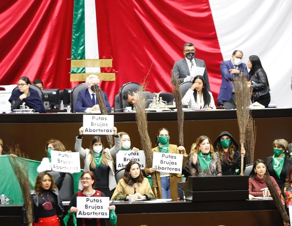 Diputadas de Morena y PT, durante la protesta. Foto Guillermo Sologuren