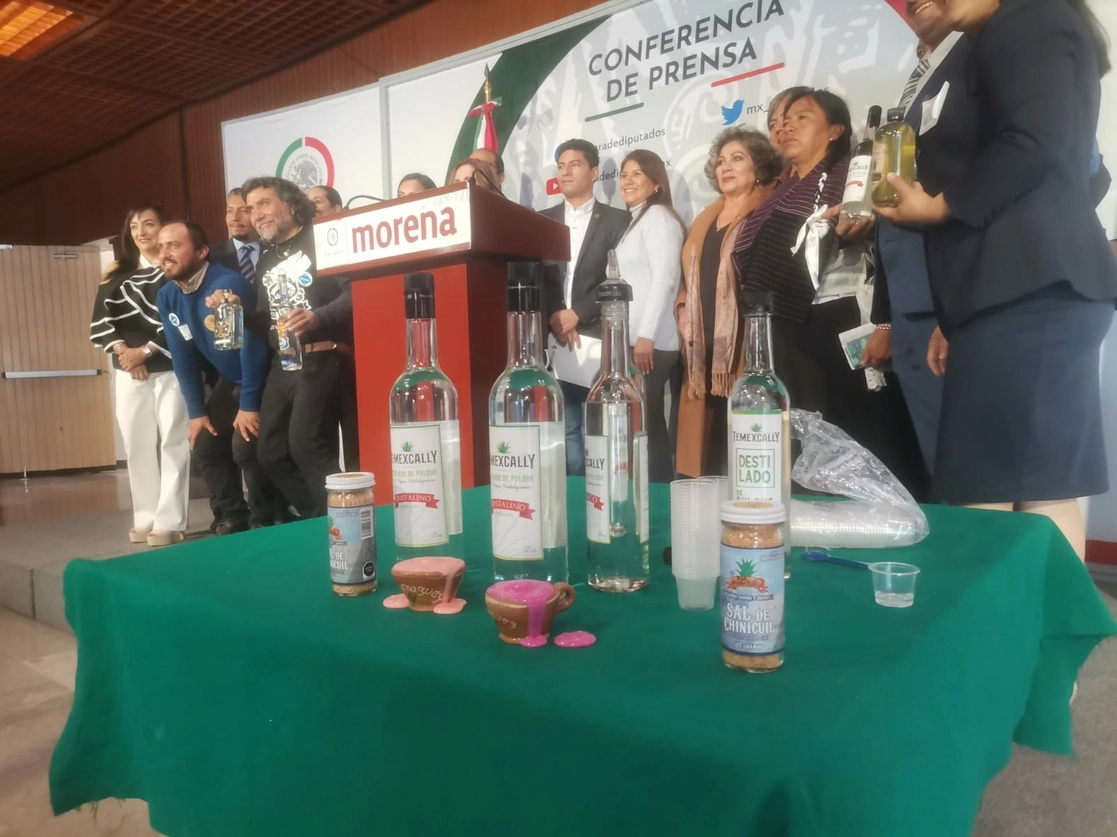 Diputados, tlachiqueros y promotores turísticos promovieron en el Congreso de la Unión la "Ruta del Pulque de Hidalgo". Foto ‘La Jornada’ 