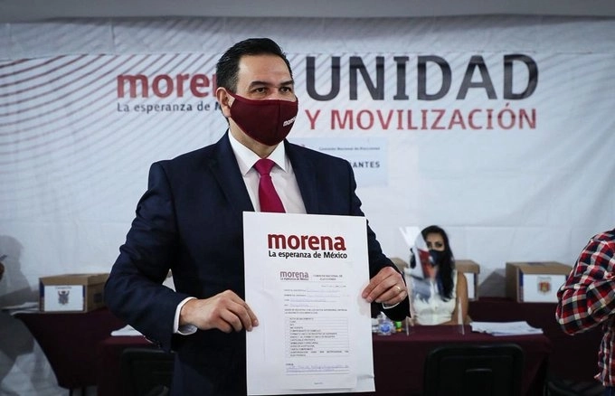 El senador Cruz Pérez Cuéllar durante su registro como aspirante a la gubernatura de Chihuahua. Foto tomada de la cuenta de Twitter @CruzPerzCuellar