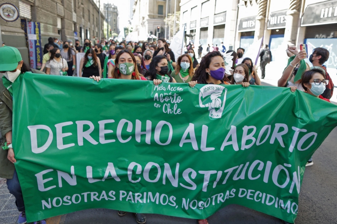 La iniciativa que despenaliza el aborto hasta las 14 semanas de gestación fue aprobada en coincidencia con una jornada de manifestaciones en favor del aborto en Chile y otros países. La imagen, en Santiago, el 28 de septiembre de 2021. Foto Afp 