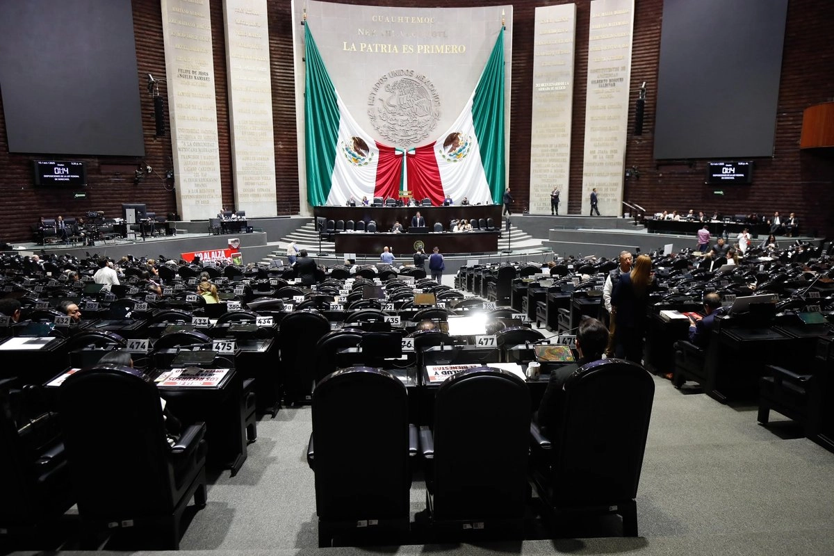 Los legisladores de Morena votan durante la sesión ordinaria, en la Cámara de Diputados, el 15 de octubre de 2025, en la Ciudad de México. Foto