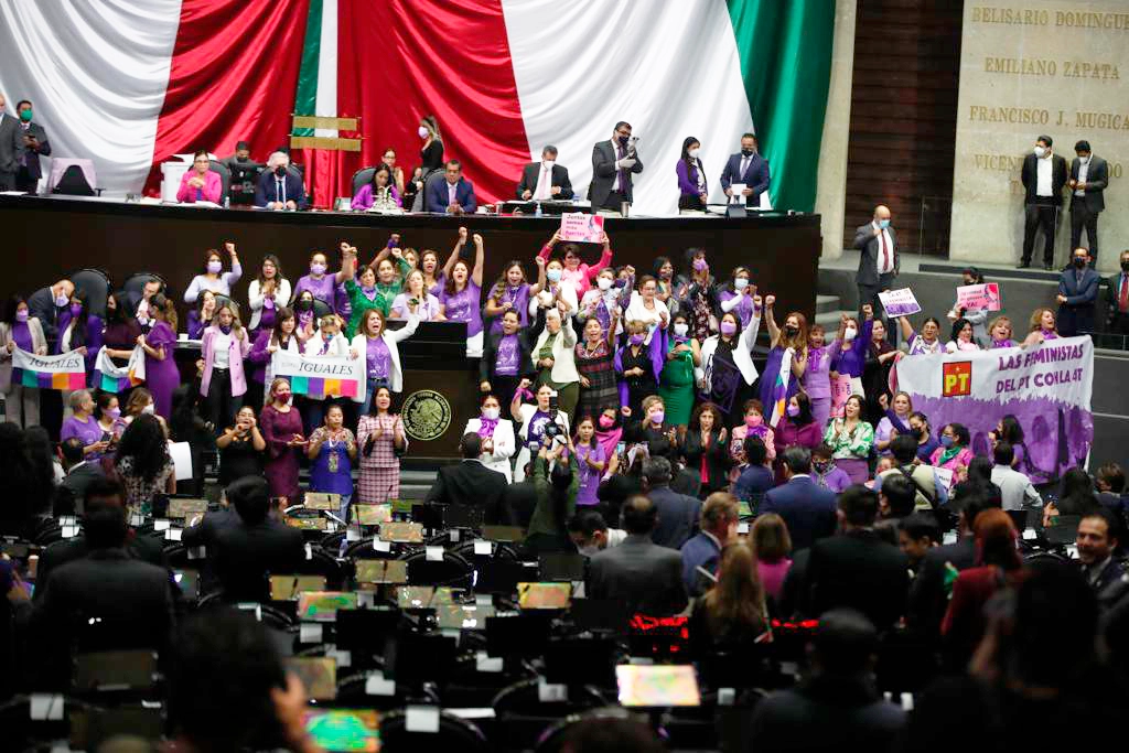 Diputadas de distintos partidos suben a la tribuna durante el posicionamiento de la presidenta de la Comisión de Equidad y Género, Julieta Kristal Vences, en la sesión solemne por el Día Internacional de la Mujer, en el recinto legislativo de San Lázaro, en la Ciudad de México, el 8 de marzo de 2022. Foto José Antonio López