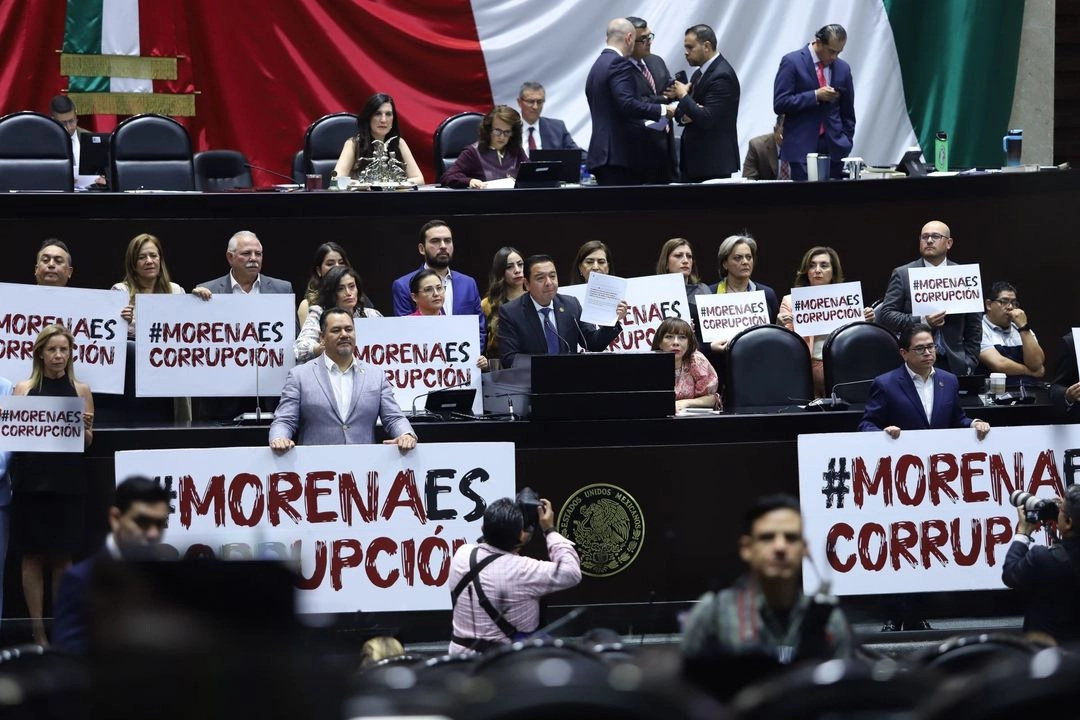 Diputados del PAN suben y expresan su rechazo a la Ley de Obras Públicas que se discute hoy en la Cámara de Diputados.