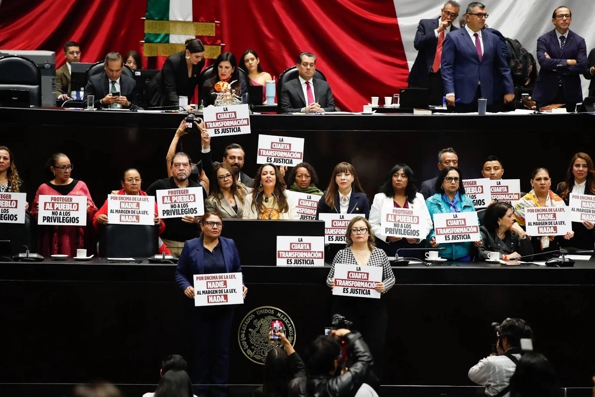 Los legisladores de Morena suben a tribuna con pancartas en apoyo a la Ley de Amparo, durante la sesión en la Cámara de Diputados, en la Ciudad de México, el 14 de octubre de 2025. Foto: Cristina Rodríguez