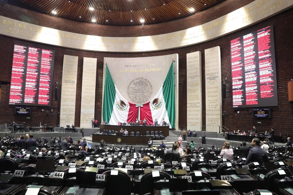 El bloque de diputados afines a Marcelo Ebrard se concentró en el área de servicios parlamentarios para registrar sus reservas. Foto La Jornada