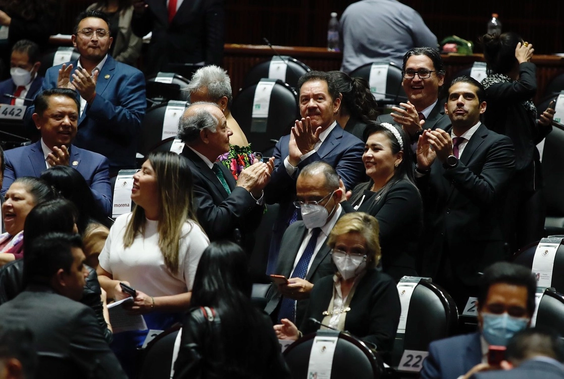 Diputados morenistas celebran tras la aprobación del PEF 2023. Foto Cristina Rodríguez