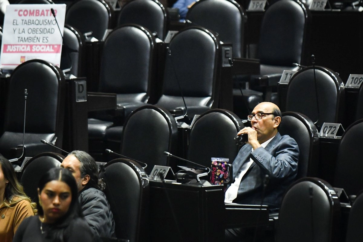 La oposición acusó de momento que este pacto con las refresqueras es “una cortina de humo” porque al final del día se imponen impuestos a sueros y bebidas con edulcorantes, que antes no las tenían. “Son de izquierda, pero cobran con la derecha”, acusó José Guillermo Anaya Llamas, diputado del Partido Acción Nacional, quien era el penúltimo listado en la discusión general. Foto 