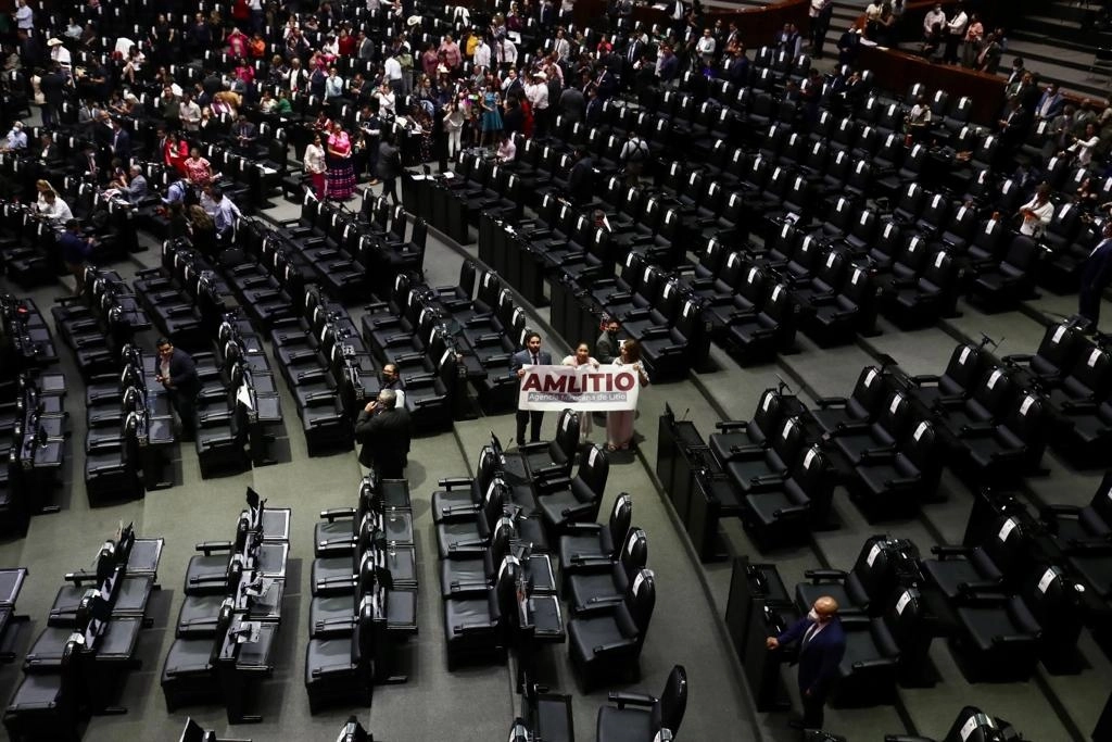 Diputados de oposición abandonaron la sala de sesiones durante la discusión. Foto Luis Castillo 