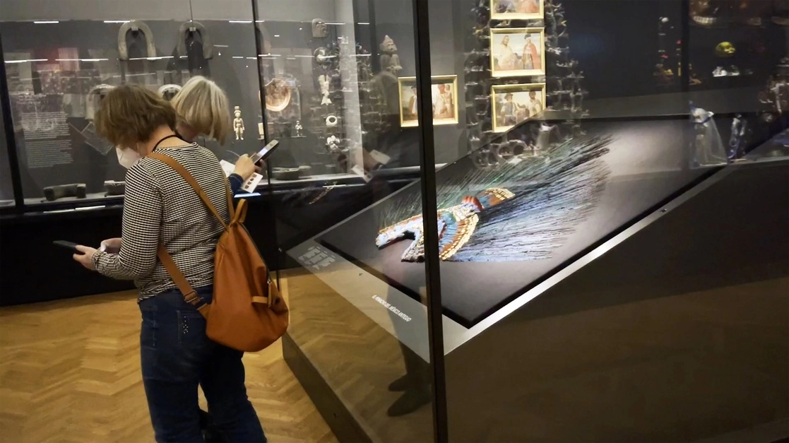 Activistas ingeniaron una campaña para que los visitantes del Museo Etnográfico de Viena escuchen en Audioguías de la Verdad el origen del penacho de Moctezuma; tras oírlas, apoyan el reclamo de su retorno. Foto cortesía de Sebastián Arrechedera

