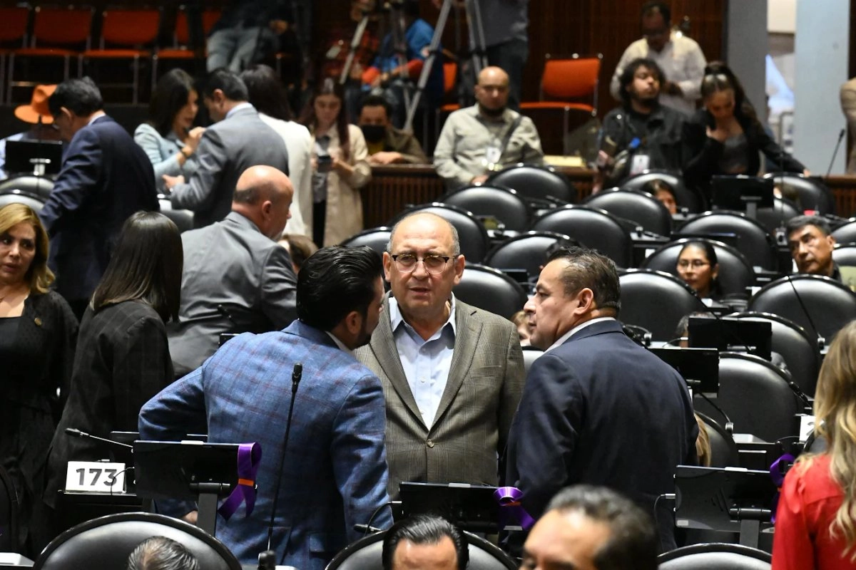 Rubén Moreira (al centro) conversa con otros dos legisladores durante la sesión de ayer en la Cámara de Diputados, en la cual el priísta defendió los bloqueos carreteros. Foto 