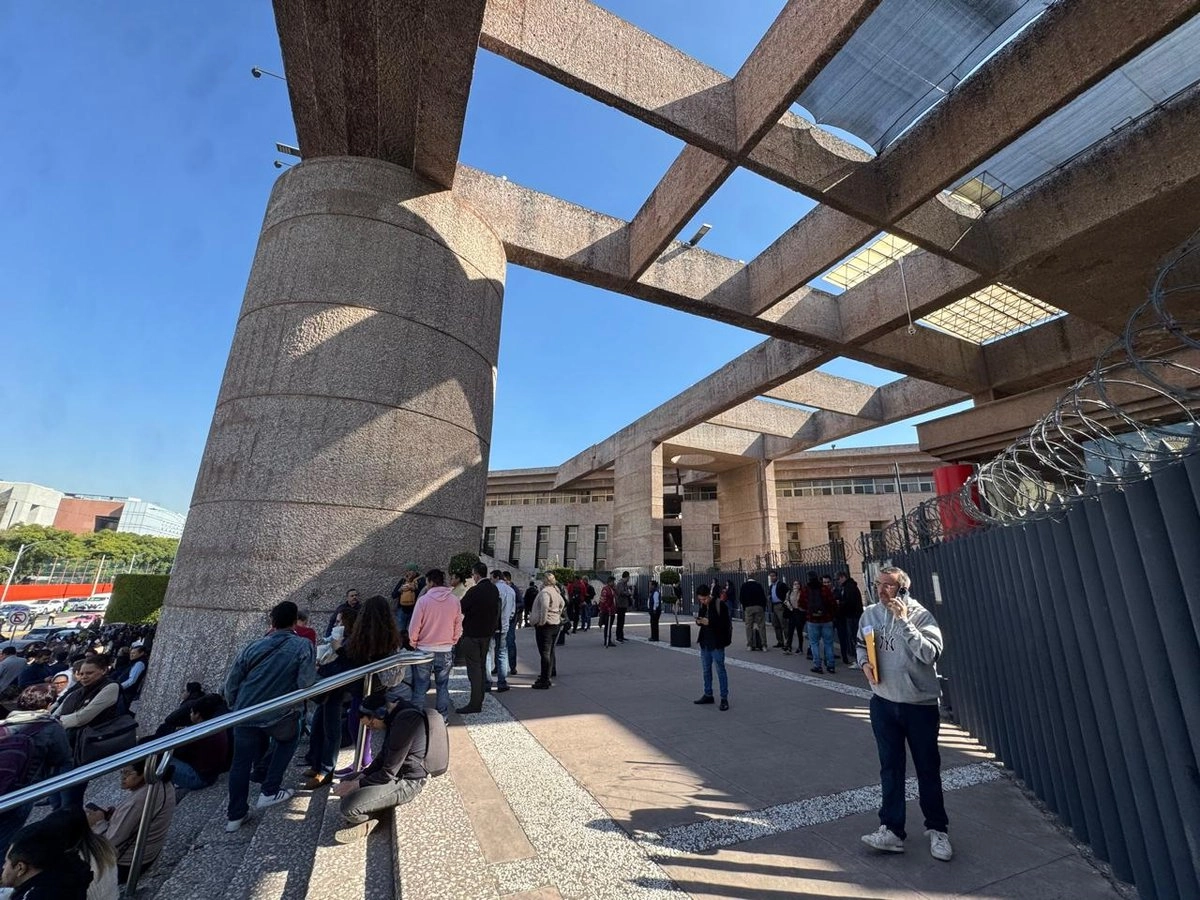 La Comisión de Presupuesto y Cuenta Pública de la Cámara de Diputados comenzó a circular el proyecto de dictamen del Presupuesto de Egresos de la Federación (PEF) 2026, que mantiene el monto total de 10 billones 193 mil 683.7 millones de pesos propuesto por el Ejecutivo federal e incluye la eliminación de privilegios salariales y prestaciones extraordinarias para ministros de la Suprema Corte de Justicia de la Nación (SCJN), magistrados y otros integrantes del Poder Judicial de la Federación.