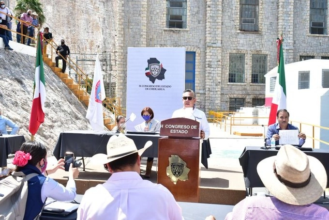 Diputados de Chihuahua sesionaron en la presa La Boquilla. Foto tomada del Twitter de @CongresoEdoChih
