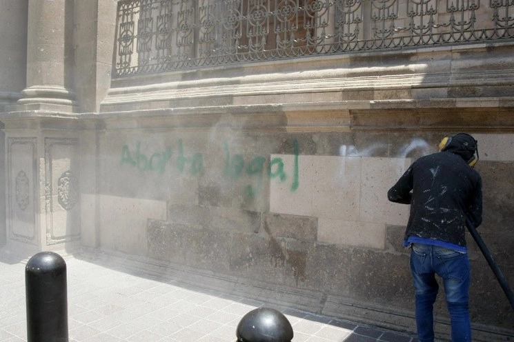 Pinta femenista a favor de legalizar el aborto. Foto Carlos García 