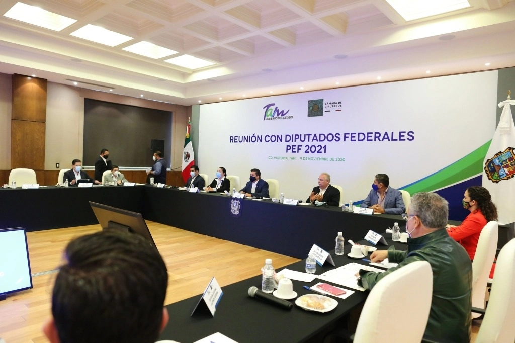 Reunión de diputados federales con el gobernador de Tamaulipas, en el palacio de gobierno. Foto: Twitter @fgcabezadevaca 