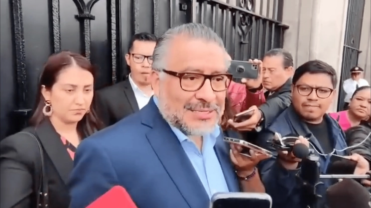 Horacio Duarte, coordinador de los trabajos de transición de la gobernadora electa del Estado de México, Delfina Gómez, habla ante los medios, el 23 de agosto de 2023. Imagen tomada de un video difundido a través de Twitter @DipMorenaEdomex