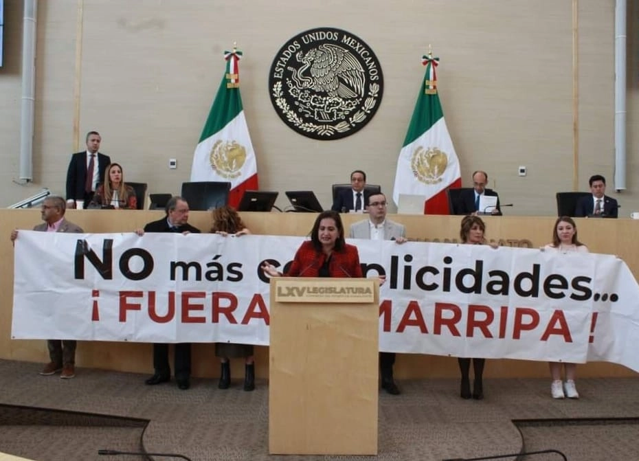 Legisladores de Morena protestaron en la tribuna del Congreso de Guanajuato. Mientras la diputada Alma Alcaraz pronunciaba un discurso, sus compañeros sostuvieron una manta en la que exigieron la salida del fiscal estatal, Carlos Zamarripa Aguirre. Foto 'La Jornada'