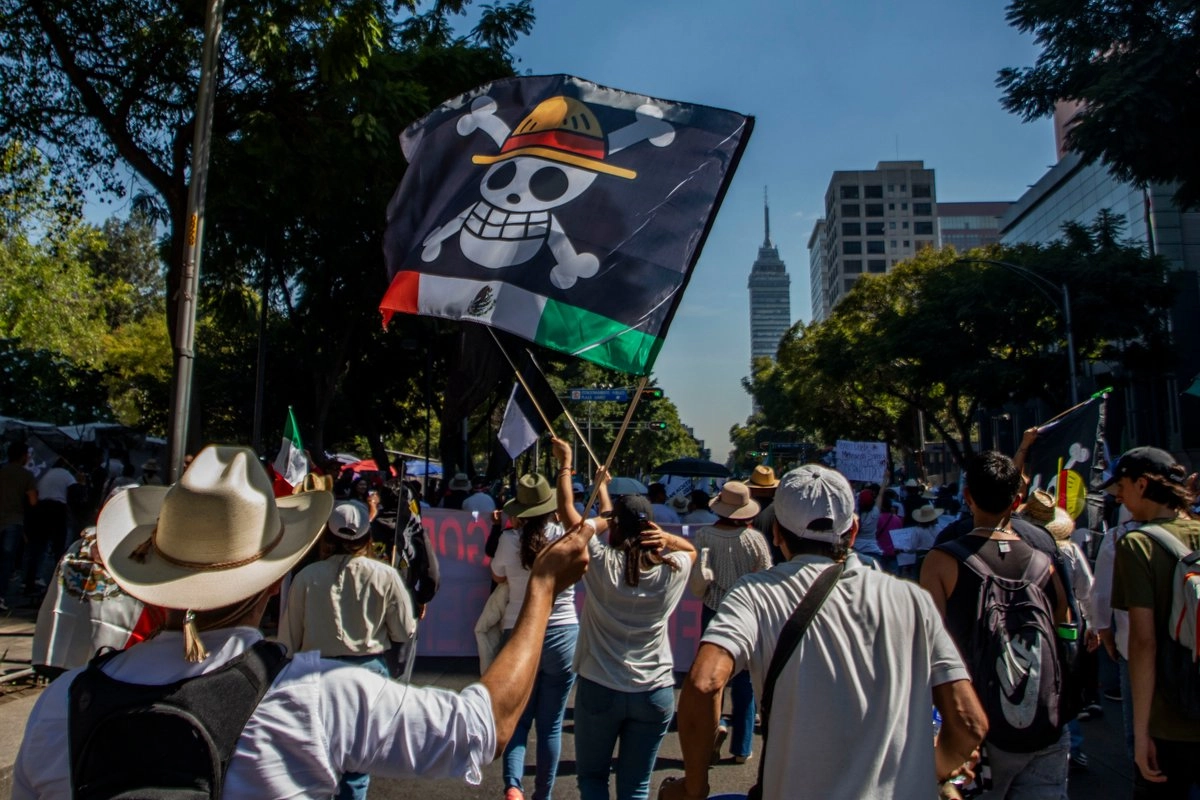 Participantes en la autodenominada Generacion Z, ayer sábado 15 de noviembre, la cual partió del Angel de la Independencia al Zócalo. 