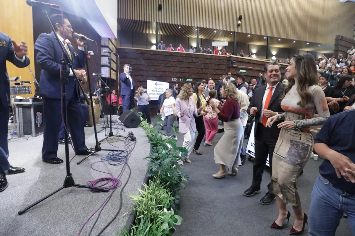 La bancada de Morena abandonó ayer la sesión del pleno, durante la discusión de la Ley Aduanera, para asistir al homenaje que rindió a La Única Internacional Sonora Santanera por 70 años de trayectoria. Foto 