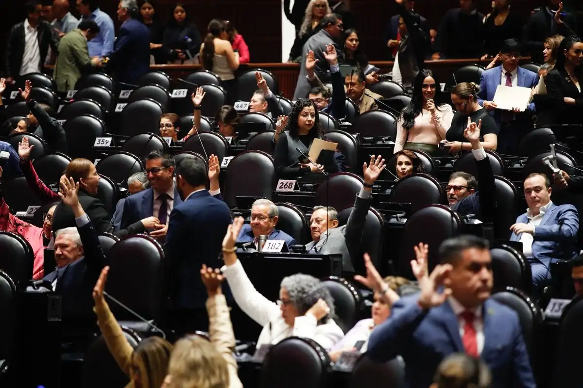 Los legisladores de Morena votan durante la sesión en la que se discute la Ley de Amparo, en la Cámara de Diputados, en la Ciudad de México, el 14 de octubre de 2025. 