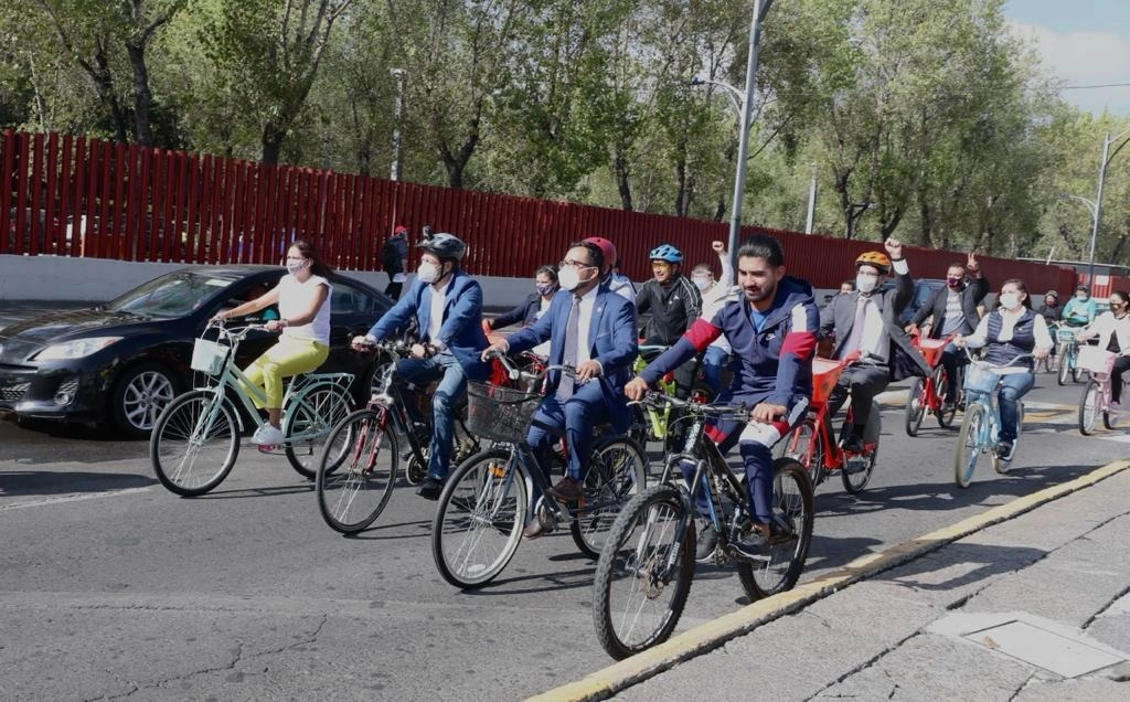 Diputados federales de Morena llegan en bibicleta al Palacio Legislativo de San Lázaro, en víspera de aprobar la ley de movilidad, en la Ciudad de México, el 14 de octubre de 2020. Foto José Antonio López