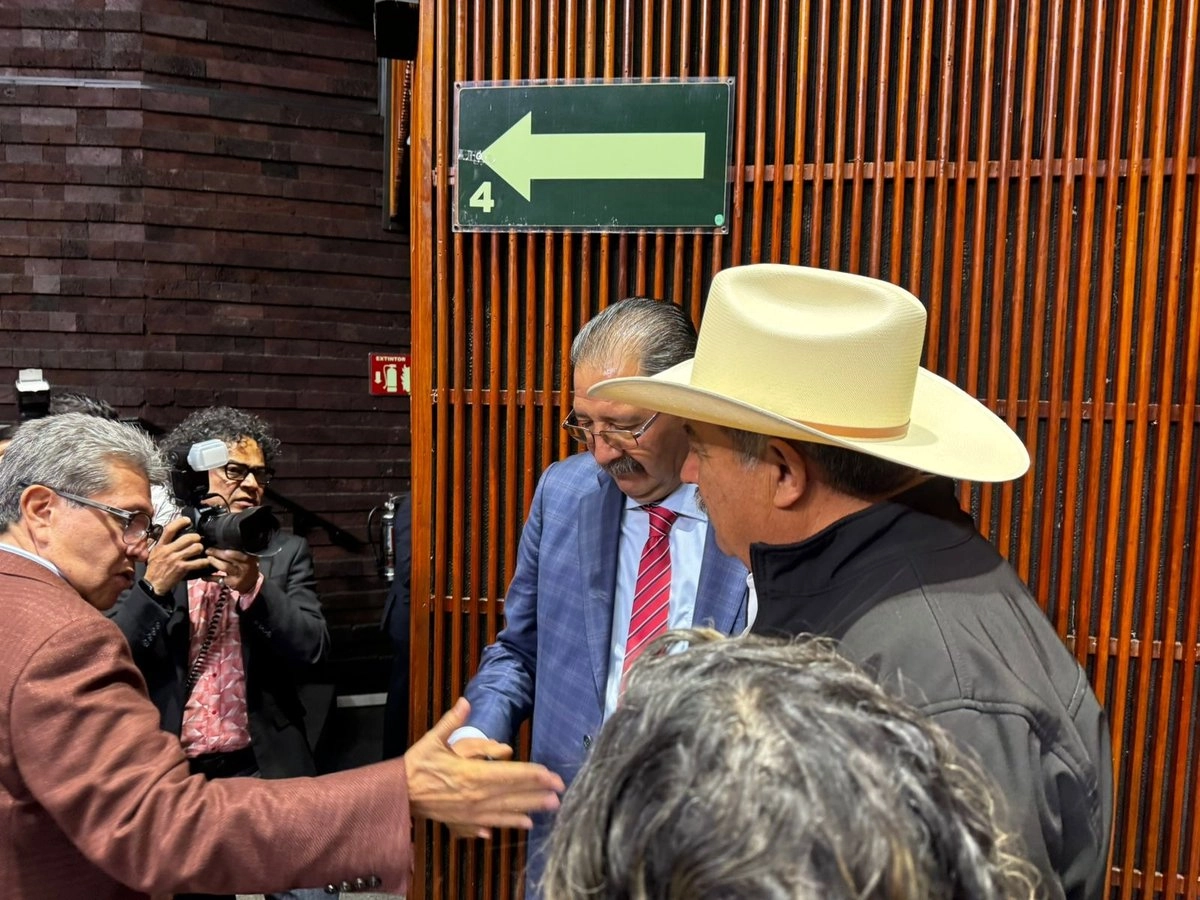 Los diputados Ricardo Monreal y Reginaldo Sandoval y el dirigente del FNRCM Eraclio Rodríguez, en el Salón de Sesiones de la Cámara de Diputados. Foto