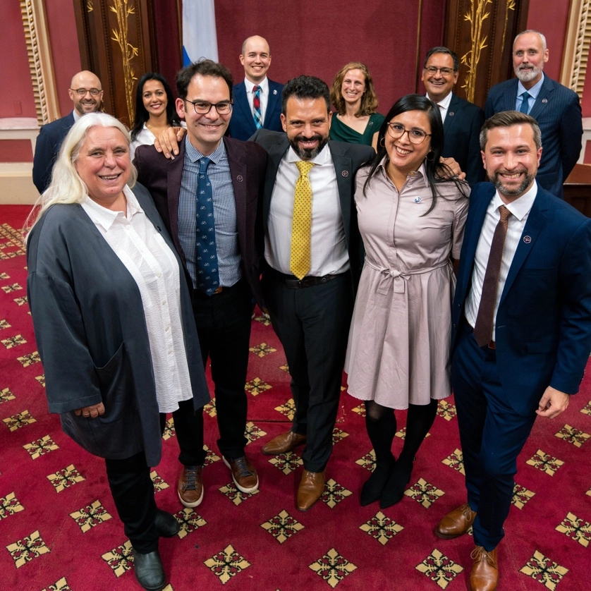 Los diputados de Quebec Solidario prestaron juramento en un discurso retransmitido en la televisión "hacia el pueblo de Quebec", pero no quisieron hacer el juramento que los liga a la corona británica. Foto tomada de @QuebecSolidaire