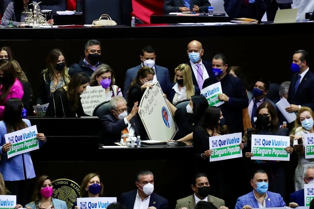 Momento en que una diputada del PAN le entrega una cartulina al secretario de Salud, Jorge Alcocer, quien comparecía ante el pleno, el 26 de octubre de 2021. Foto Roberto García Ortiz