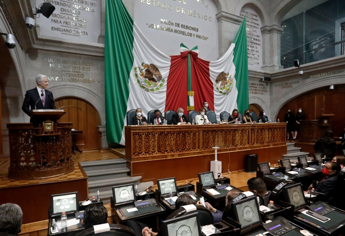 El gobernador del Estado de México, Alfredo Del Mazo, asistió a la primera sesión del nuevo Congreso local. Foto @Edomex