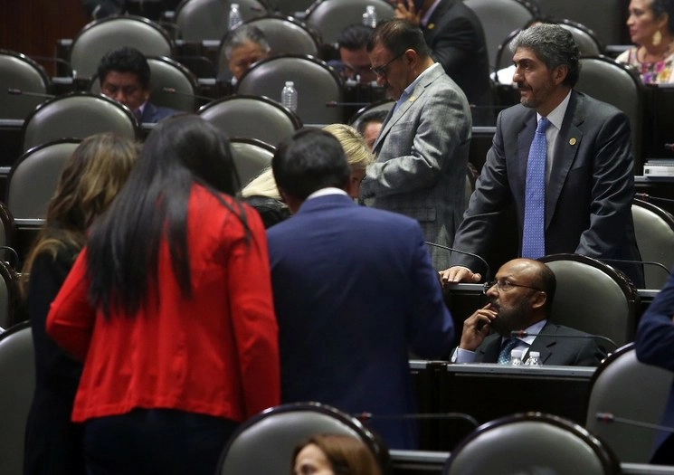 En imagen de archivo, el líder del PRI, René Juárez, con su bancada en la Cámara de Diputados. Foto Jesús Villaseca