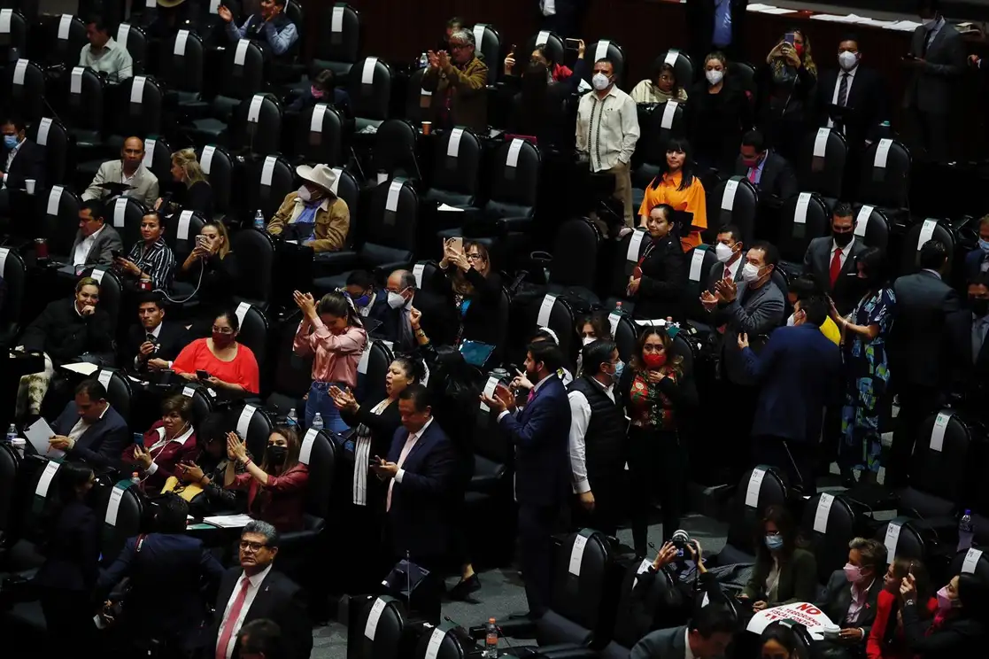 Diputados de Morena aplauden después de la aprobación de la , miscelánea fiscal. Foto: Cristina Rodríguez 