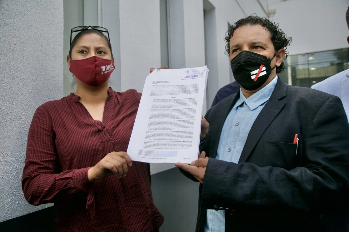 Los diputados de Morena, Reyna Celeste Ascencio (izq) e Hirepan Maya (der) tras levantar la denuncia en FGR. Foto tomada de la cuenta de Twitter @HirepanMaya