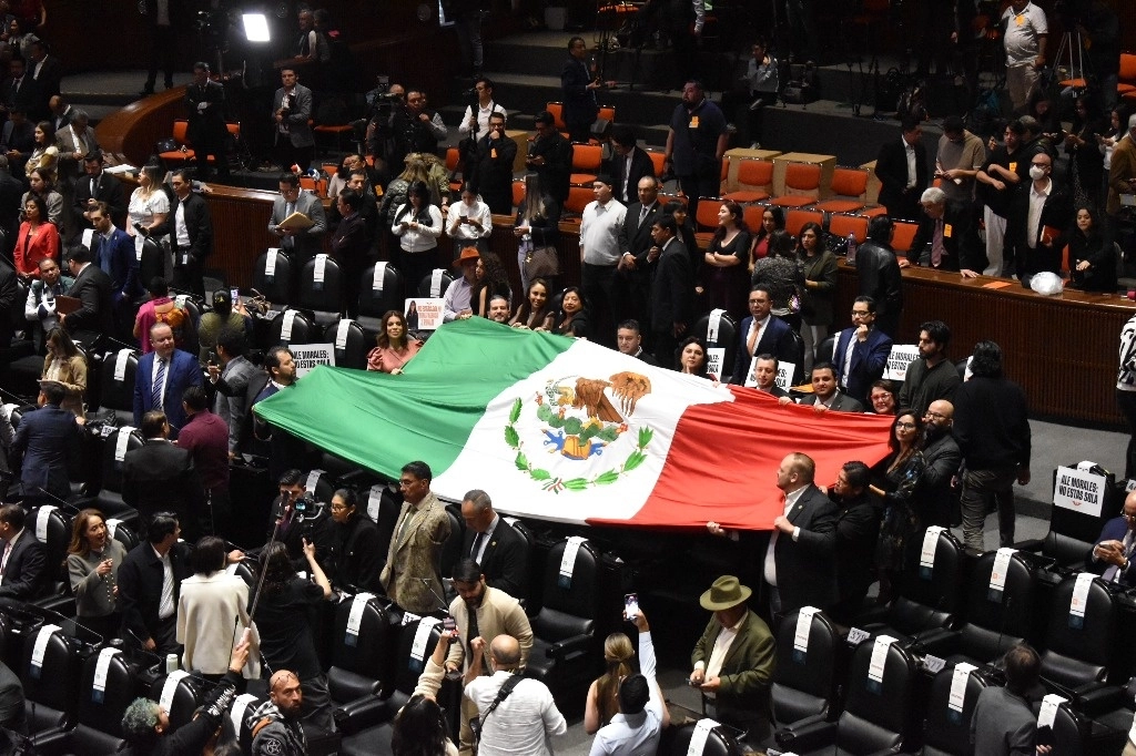 La bancada de Movimiento Ciudadano saca una bandera durante la sesión ordinaria en la Cámara de Diputados, en la Ciudad de México, el 1 de febrero de 2025. Foto María Luisa Severiano