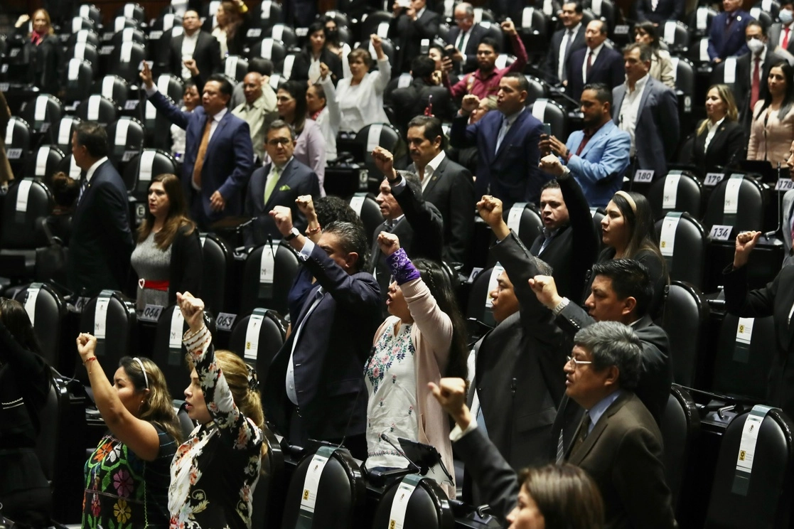 Diputados realizan un conteo del 1 al 43 como homenaje por el octavo aniversario de la desaparición de los estudiantes de Ayotzinapa, durante la sesión en el recinto legislativo, el 27 de septiembre de 2022. Foto María Luisa Severiano