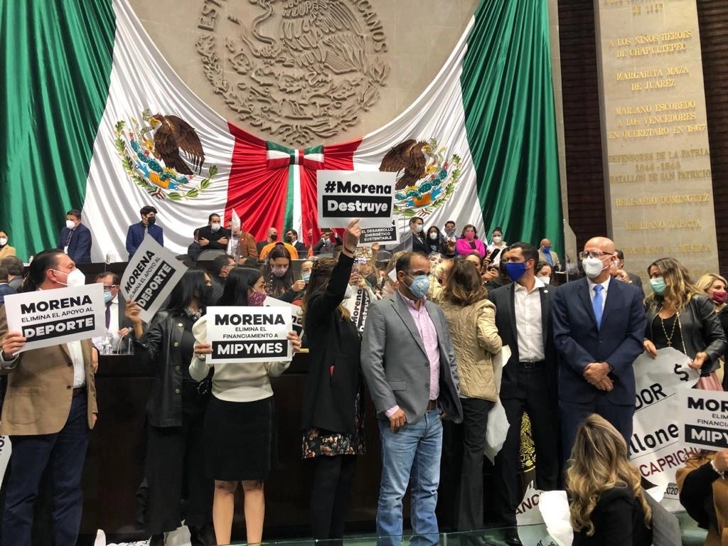 Diputados de oposición durante la toma de la tribuna en la sesión de esta noche. Foto La Jornada