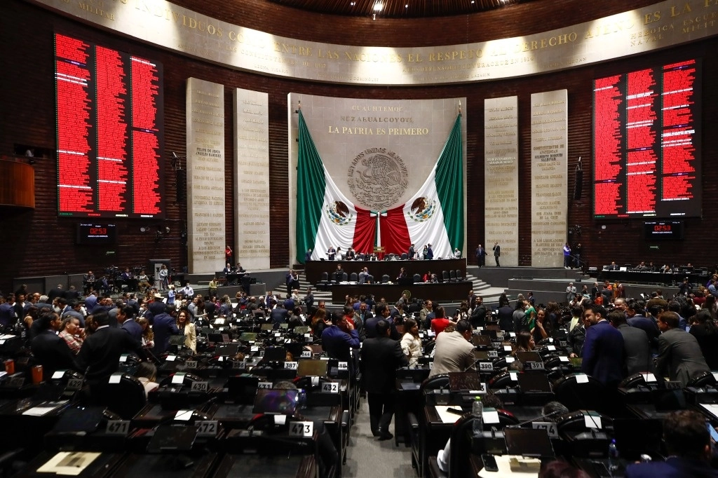 Diputados del PRI y de otras bancadas en San Lázaro firmaron ayer un punto de acuerdo para solicitarle a la FGR que investigue lo ocurrido en la estancia del INM en Ciudad Juárez, donde murieron cerca de 40 personas en un incendio el pasado 27 de marzo. Foto Víctor Camacho / Archivo