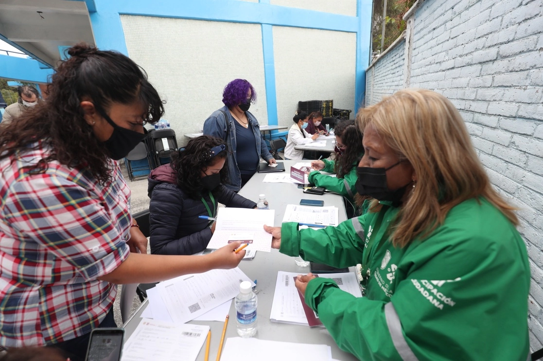 Se trata de incluir en el artículo 4 de la Constitución, que los apoyos económicos, pensiones y becas otorgadas para combatir la pobreza “no serán susceptibles de retenciones, descuentos, deducciones, compensaciones o embargos por parte de particulares, sino mediante juicio seguido ante tribunales competentes y bajo las normas y procedimientos aplicables”. Foto Luis Castillo / Archivo