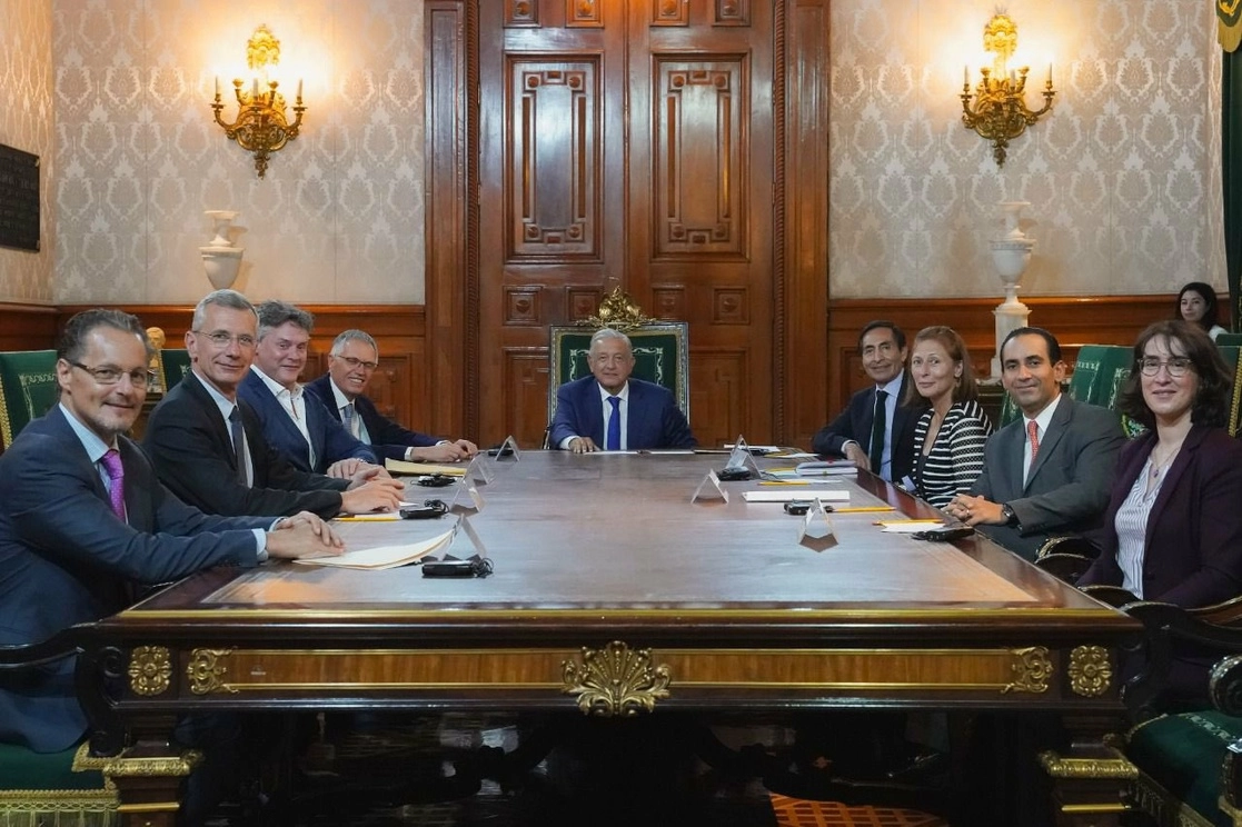 Carlos Tavares, chief executive officer (CEO) global de Stellantis, acompañado de Mark Stewart y Bruno Cattori, jdurante la reunión en Palacio Nacional con el presidente Manuel López Obrador, Rogelio Ramírez de la O, y la secretaria de Economía, Tatiana Clouthier.
Foto. Cortesía Cuenta Twitter Tatiana Clouthier.
